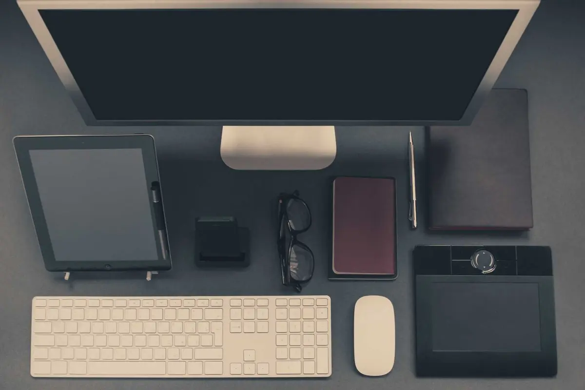 Demo photo: a desk with a monitor and keyboard